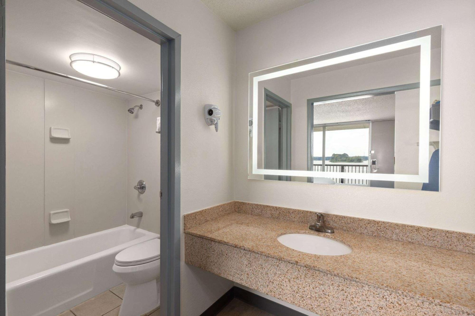 Super 8 By Wyndham Riverside Al エクステリア 写真