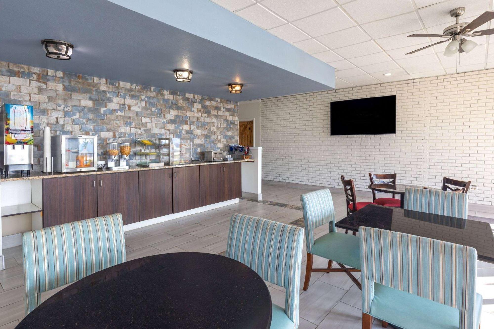 Super 8 By Wyndham Riverside Al エクステリア 写真